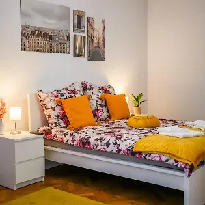 Ultracentral Golden Gatehouse 3 Bdrm Apartment